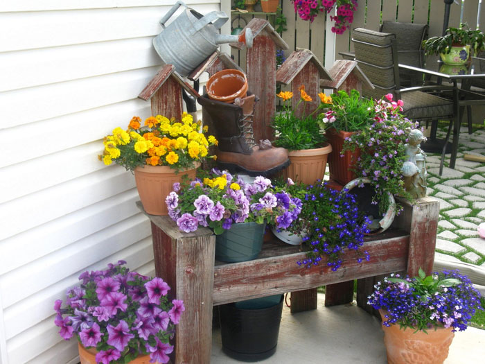 Прекрасный вариант обустроить уголок во дворе и украсить его цветами, то что определенно понравится.