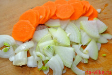 Морковь и лук нарезать кружочками