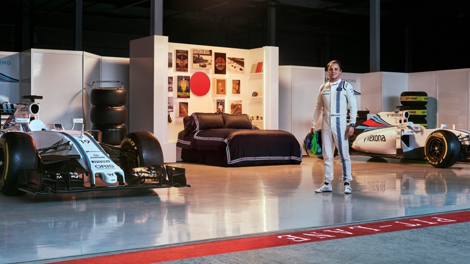 Фанатам команды Williams предложили переночевать в гараже