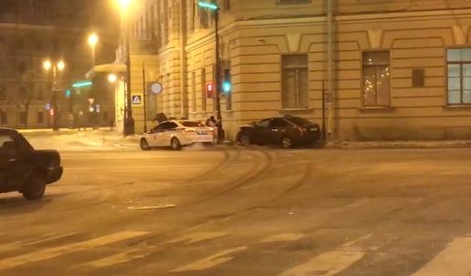 Видео: в Петербурге водитель, пытаясь скрыться после ДТП, ударил полицейского