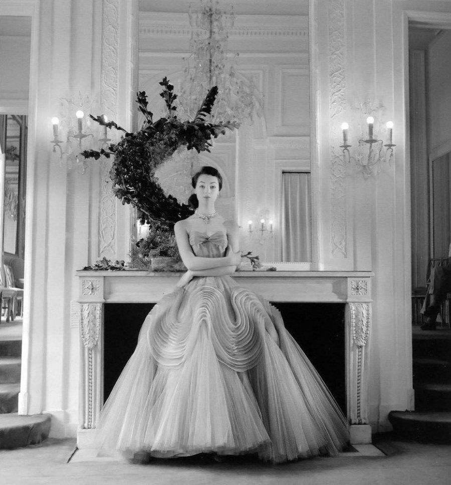 Классическая элегантность Dior: изысканные модели 1940-1960-х годов на улицах Парижа Классическая элегантность Dior: изысканные модели 1940-1960-х годов на улицах Парижа