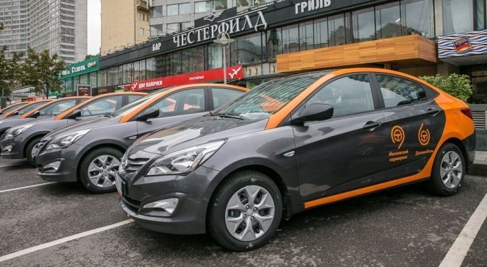 «Где вы видели небитый каршеринг»: правозащитник водителей Петербурга рассказал об ужасном состоянии автомобилей в аренду