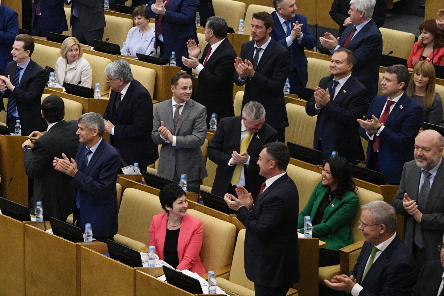 Надоело ,что их зарплата стала вечным памятником несправедливости по отношению к гражданам.