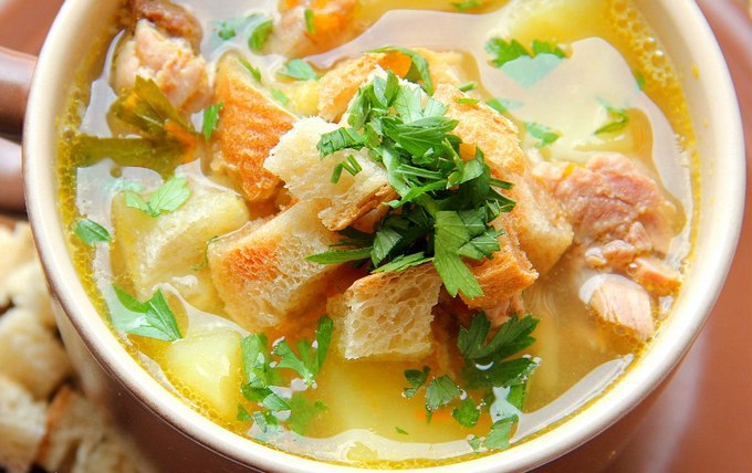 Гороховый суп с копченостями и гренками