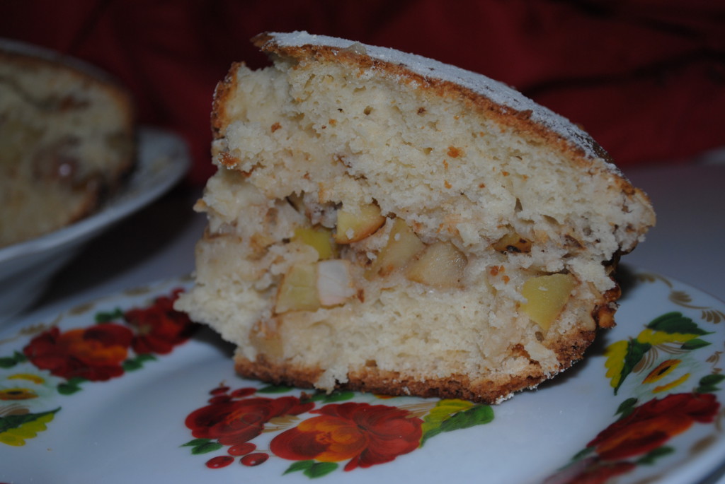 Пышный пирог на кефире с яблоками и орехами
