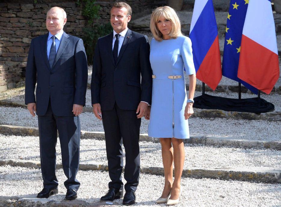 Брижит Макрон встречала Путина в «старом» платье любимого цвета