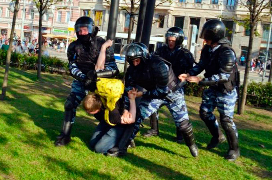 Он им не царь