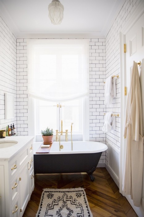Для того чтобы небольшая ванная комната стала максимально комфортной и стильной, необходимо правильно подобрать освещение и цветовую гамму. 
