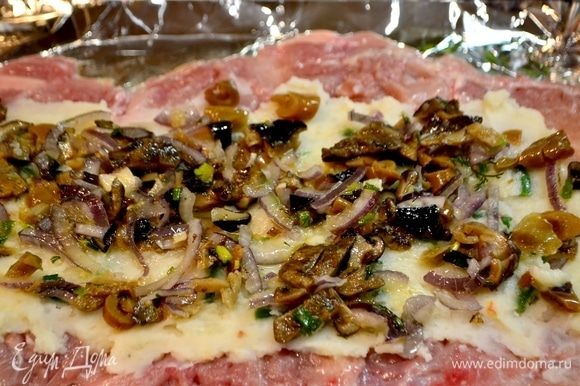 Слоями на мясо выкладываем пюре, обжаренные грибы с луком. Сворачиваем все в рулет. Если у вас достаточно опыта, то сразу сворачиваем в фольгу без предварительного скрепления шпажками или ниткой. Слоями на мясо выкладываем пюре, обжаренные грибы с луком. Сворачиваем все в рулет. Если у вас достаточно опыта, то сразу сворачиваем в фольгу без предварительного скрепления шпажками или ниткой.