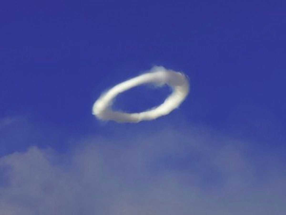 eruptions-at-mount-etna-this-year-have-changed-the-shape-of-its-vent-causing-it-to-blow-perfect-100-meter-wide-328-feet-smoke-rings