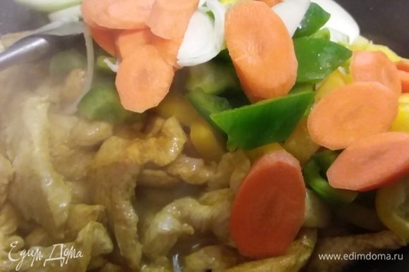 Добавить перец, морковь и лук, обжарить вместе с мясом 2–3 минуты. Добавить перец, морковь и лук, обжарить вместе с мясом 2–3 минуты.