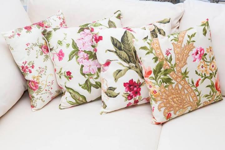 Декоративные подушки на диван: как расставить акценты - 6 советов + 20 фото
