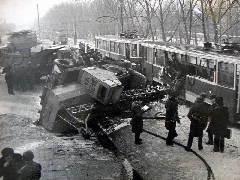 Челябинск. 22 декабря 1980. В аварии участвуют: КАМАЗ, трактор, ЗиЛ 130 и трамвай. Челябинск. 22 декабря 1980. В аварии участвуют: КАМАЗ, трактор, ЗиЛ 130 и трамвай. СССР, аварии 18+, трагедии