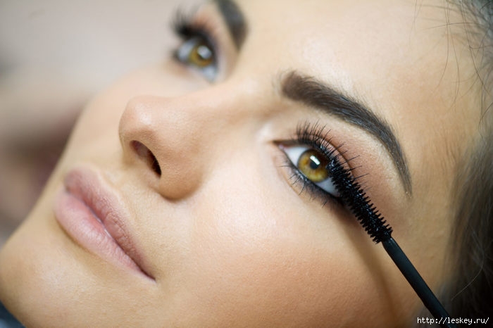 bigstock-Woman-Applying-Mascara-On-Her-332268621-1024x682 (700x466, 138Kb)