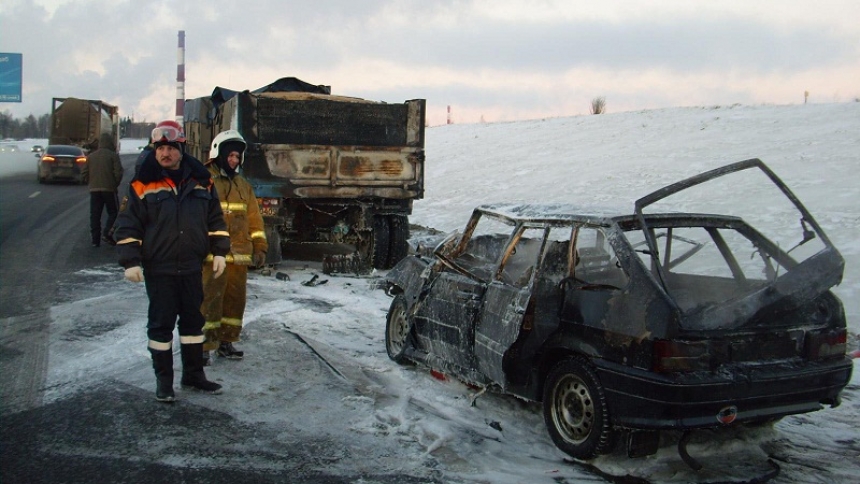 В Ставрополе пассажир и водитель ВАЗа вылетели из авто после столкновения с КАМАЗом В Ставрополе пассажир и водитель ВАЗа вылетели из авто после столкновения с КАМАЗом