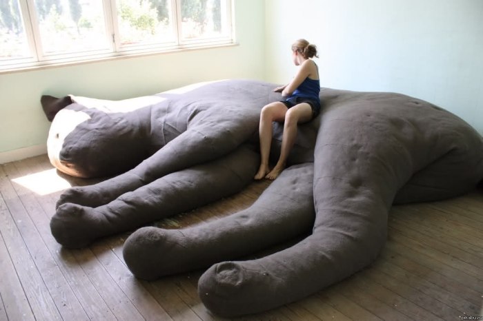 Кровать в виде огромной кошки. 
