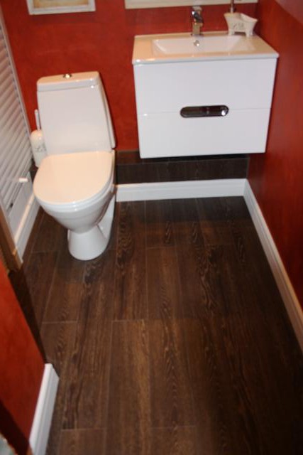 Интерьер гостевого санузла, плитка пвх на полу в ванной комнате