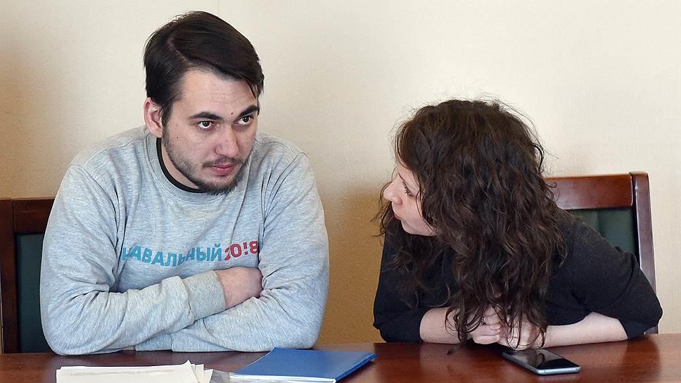 После майского митинга: Михайлову – штраф, Навальному – тайских трансов После майского митинга: Михайлову – штраф, Навальному – тайских трансов