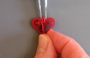 Кулон в виде сердца в технике квилинг