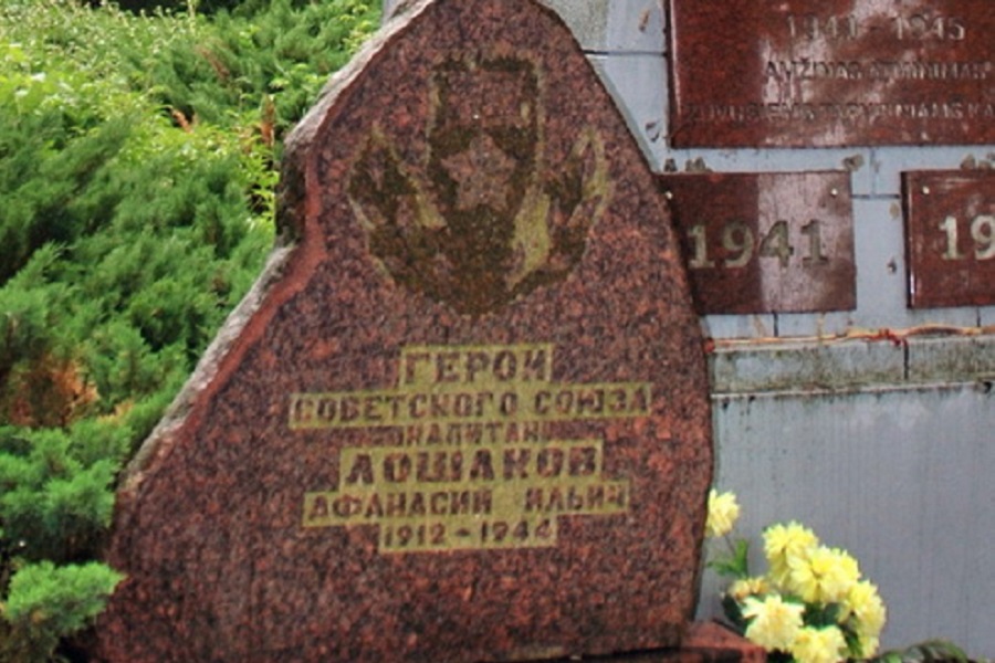 Краской залили памятник советскому солдату В Литве