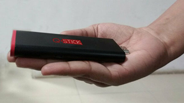 Компьютер-брелок Q-Stick "Тамагочи для хакеров" от российских разработчиков
