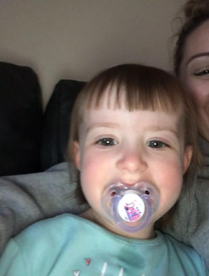 Мама отрезала челку 2-летней дочке, но малышка изменила прическу на свой вкус (фото)