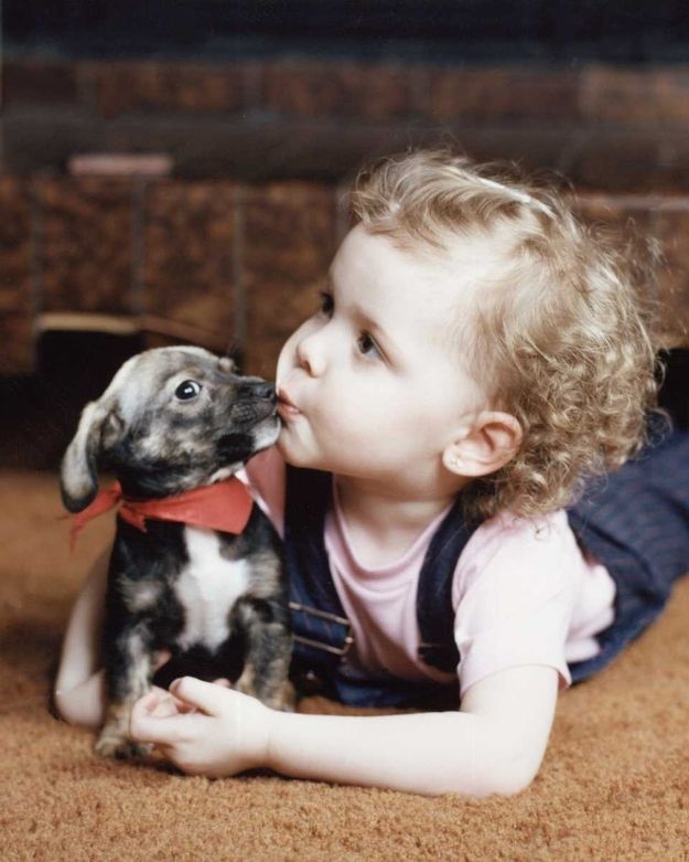Малыши: трогательные фотографии детей и животных