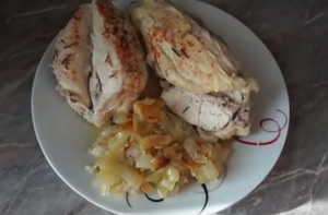 Фото к рецепту: Куриная грудка на луковой подушке Фото к рецепту: Куриная грудка на луковой подушке