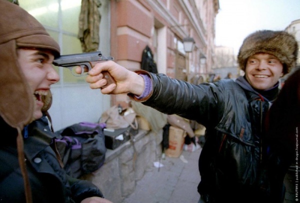 В стране разрешена продажа газового оружия, Москва, Арбат, ноябрь 1992 г