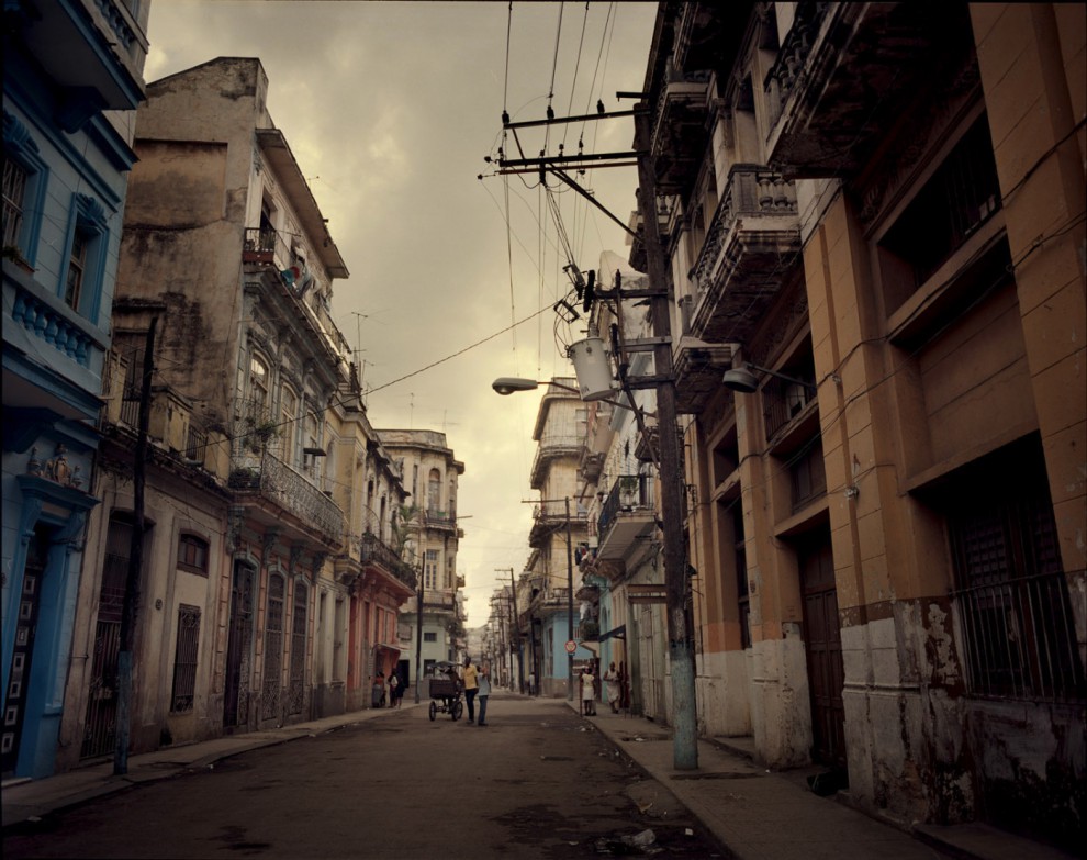 Около 7 вечера кубинцы начинают готовить ужин. Улицы центральной части Гаваны пустеют.