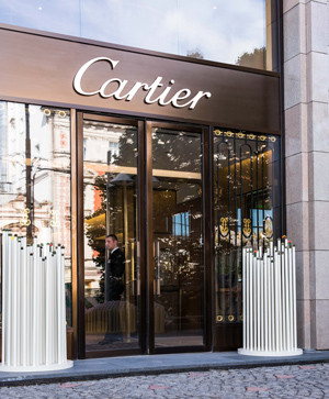 У бутика Cartier на Петровке появилась инсталляция из кактусов