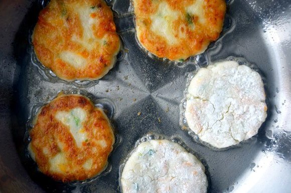 Оладьи из картофельного пюре с сыром. Оладьи из картофельного пюре с сыром.
