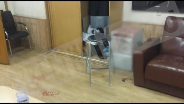 РЕН ТВ публикует видео из кабинета, где мужчина изрезал ведущую 