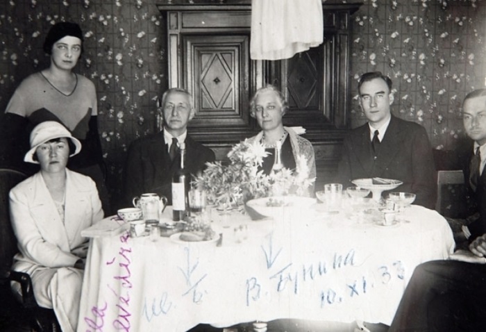 Галина Кузнецова (стоит), в центре Иван Бунин, Вера Бунина и Леонид Зуров, 1933 | Фото: freecity.lv За гранью общественной морали -- сложные любовные многоугольники эпохи Серебряного века