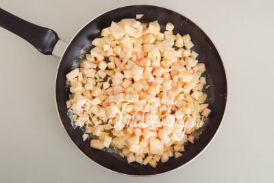 Закладываем в горячее масло яблочным кубики