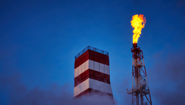Буровая вышка и газовый факел морской нефтеперерабатывающей платформы Буровая вышка и газовый факел морской нефтеперерабатывающей платформы