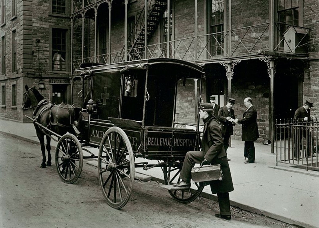 Конная повозка скорой помощи возле больницы Бельвю в Нью-Йорке , 1895 год