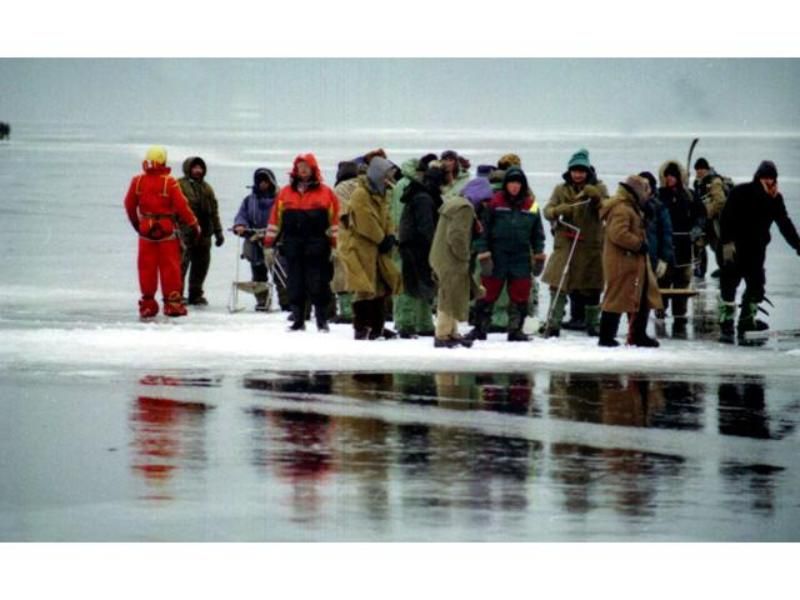 МЧС спасло 20 рыбаков отчаливших от берега на льдине