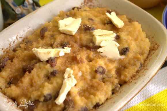 На готовую кашу нанести кусочки масла. На готовую кашу нанести кусочки масла.