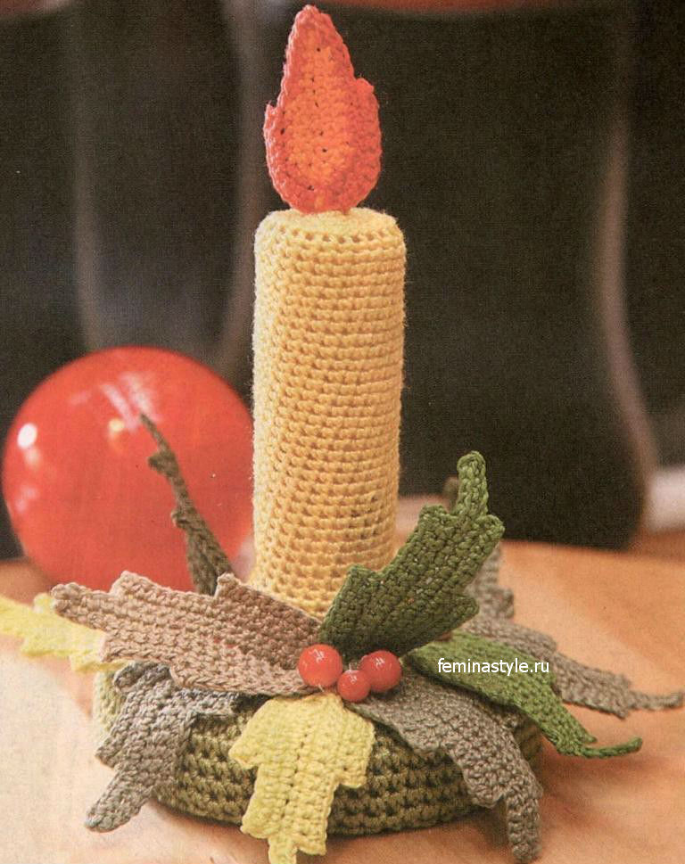 Новогодний декор крючком: свеча с подсвечником