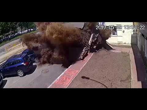Киев, ужасный Прорыв трубы заснят на видео Киев, ужасный Прорыв трубы заснят на видео