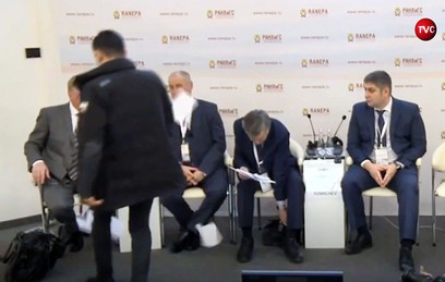 Чубайса закидали листовками на Гайдаровском форуме Чубайса закидали листовками на Гайдаровском форуме