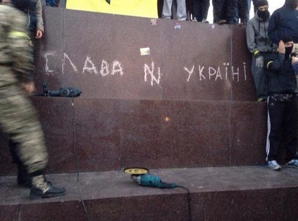 Опять хохлы нашли крайнего:В Харькове разрушают памятник Ленину