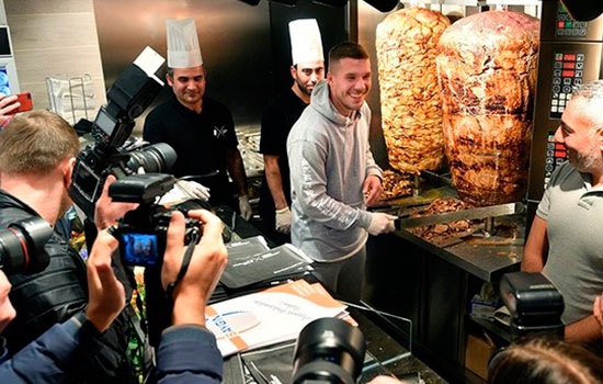 Немецкий футболист Лукас Подольски открыл ресторан кебаба «Mangal Doener» в Кельне, Германия Немецкий футболист Лукас Подольски открыл ресторан кебаба «Mangal Doener» в Кельне, Германия