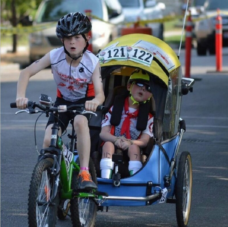 В соревнованиях по триатлону участвует 12-летний Ной и его брат Лукас в инвалидной коляске добро, доброта, животные, люди, поступок, спасение, человечность