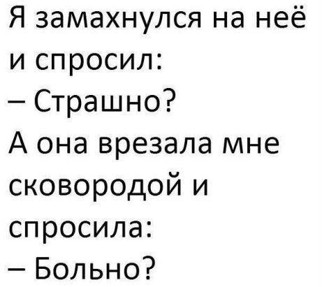 Мама с маленьким мальчиком возвращаются поздно вечером домой натакси