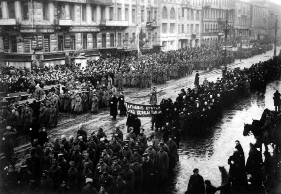 Похороны жертв Февральской революции. Невский проспект. Петроград. 23 марта 1917 г. Фотограф П. Оцуп.