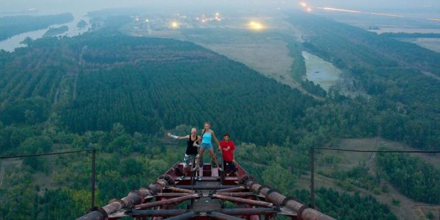 Безумные экстремалы на высотных зданиях