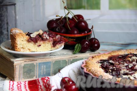 Готовую выпечку достать из духовки, остудить прямо в форме. Остывший пирог я нарезала на части, не вынимая из формы. Песочный пирог, приготовленный из теста, замешанного на маргарине, получается нежным, вкусным. Выпечка из такого теста всегда выходит удачной!