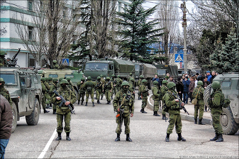 Жители Балаклавы выступили живым щитом между российскими и украинскими военными ...
